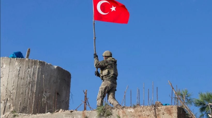 Μία ανάσα από την Αφρίν ο τουρκικός στρατός – Στρατιώτης υψώνει την τουρκική σημαία (εικόνες, βίντεο)